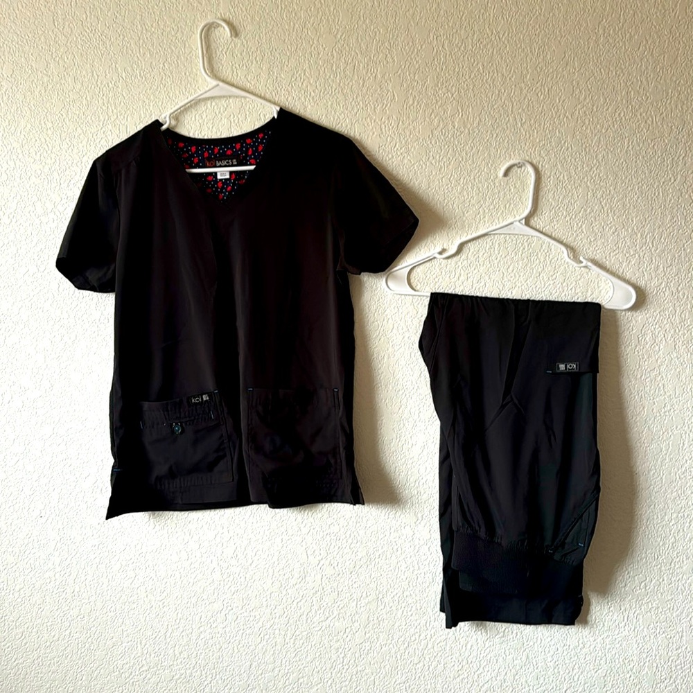 Women’s koi scubs. Size M top, L bottom.